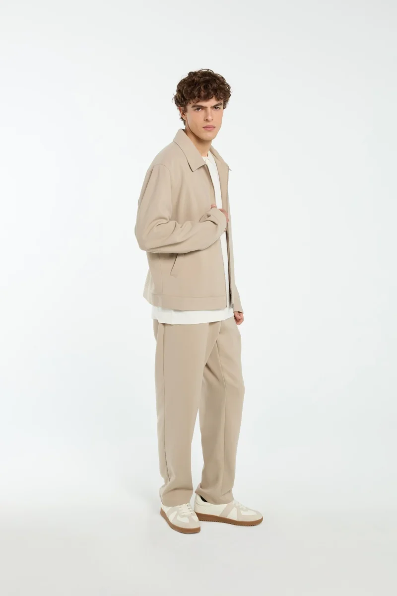 Outfit mit neutraler Jacke