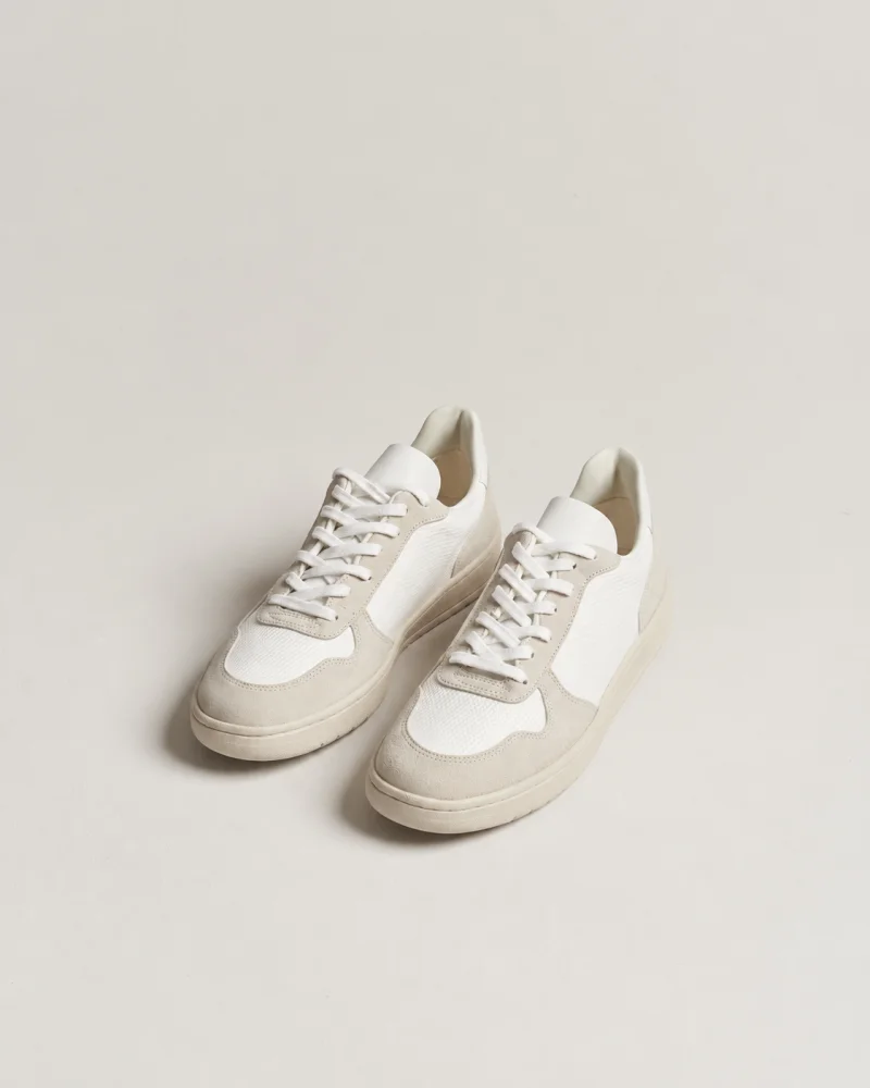 Schlichte neutrale Sneaker
