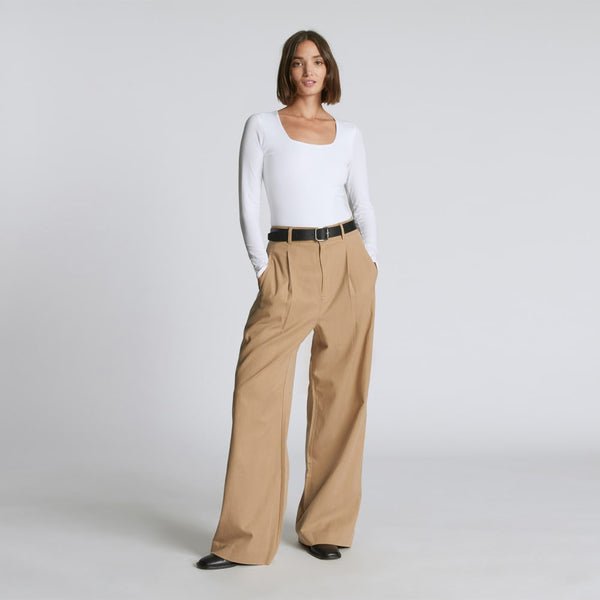 Neutrales Outfit mit schlichtem Oberteil